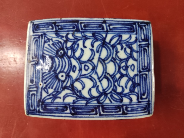 古玩陶瓷清中期青花纏枝花紋蓋盒拍賣,當前價格688元