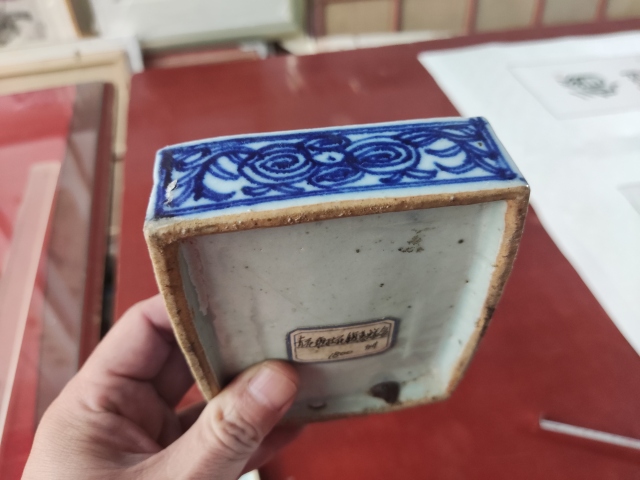 古玩陶瓷清中期青花纏枝花紋蓋盒拍賣,當前價格688元
