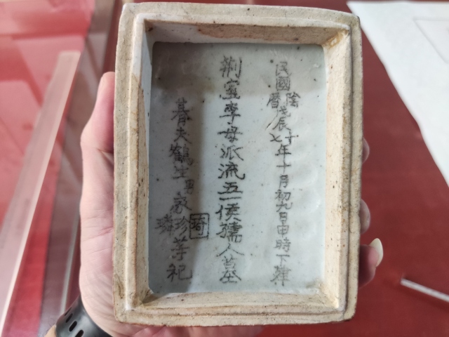古玩陶瓷清中期青花纏枝花紋蓋盒拍賣,當前價格688元