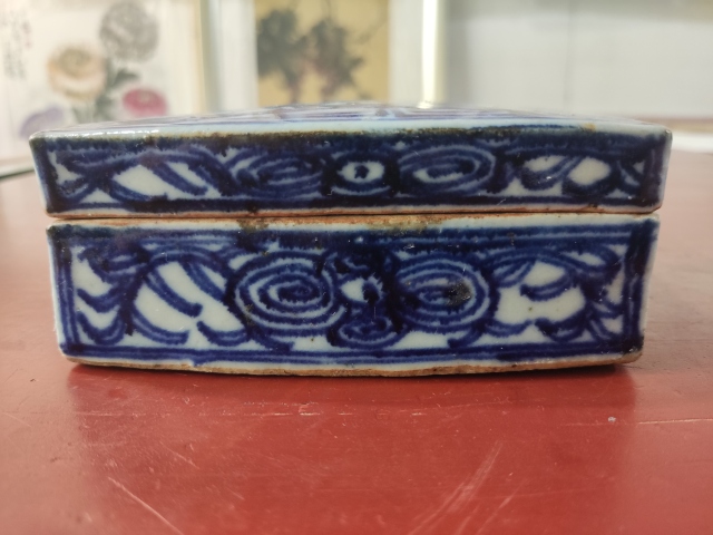 古玩陶瓷清中期青花纏枝花紋蓋盒拍賣,當前價格688元