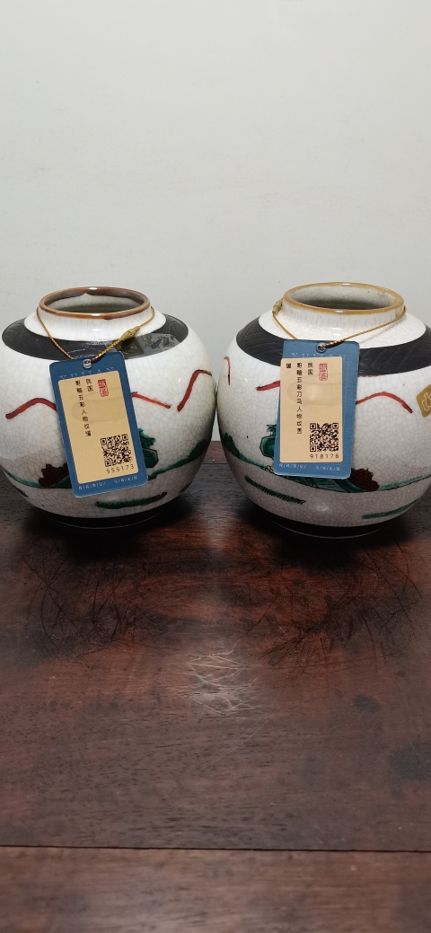 古玩陶瓷一對哥釉五彩人物紋罐拍賣,當前價格2300元