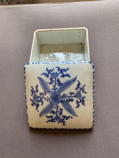 古玩陶瓷青花花卉紋方形蓋盒拍賣，當(dāng)前價(jià)格6580元