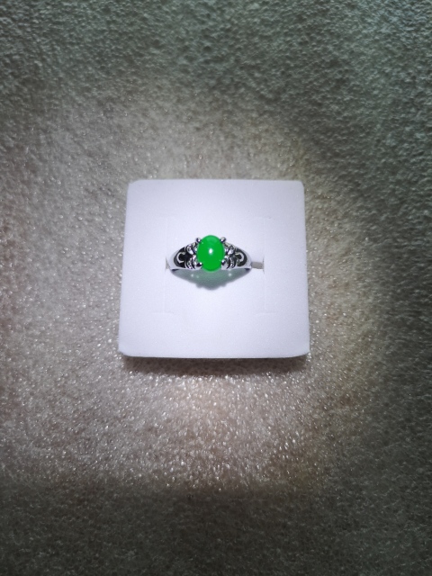 古玩玉器天然滿綠翡翠鑲嵌戒指拍賣，當(dāng)前價(jià)格1100元