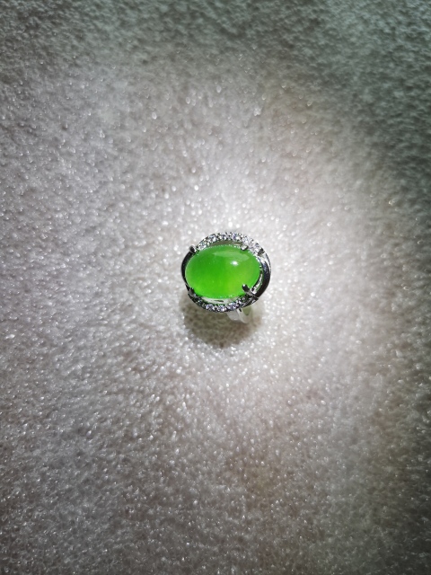 古玩玉器綠玉髓鑲嵌戒指拍賣，當前價格220元