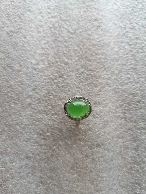 古玩玉器綠玉髓鑲嵌戒指拍賣，當前價格220元