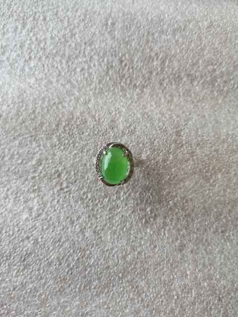 古玩玉器綠玉髓鑲嵌戒指拍賣，當前價格220元