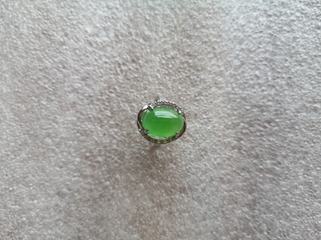 古玩玉器綠玉髓鑲嵌戒指拍賣，當前價格220元