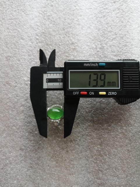 古玩玉器綠玉髓鑲嵌戒指拍賣，當前價格220元