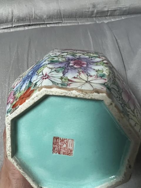 古玩陶瓷粉彩百花不落地紋八方蓋罐拍賣,當(dāng)前價格7777元