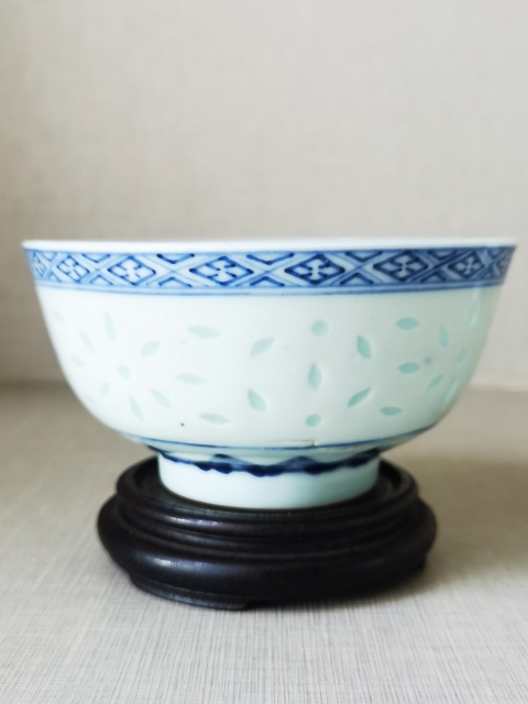 古玩陶瓷清晚期·青花花卉紋玲瓏瓷碗拍賣,當前價格700元