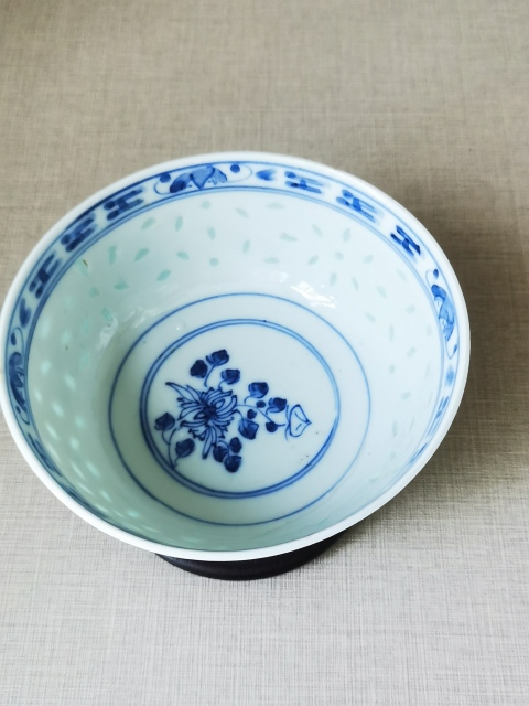 古玩陶瓷清晚期·青花花卉紋玲瓏瓷碗拍賣,當前價格700元