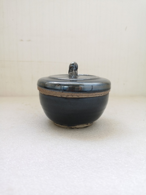 古玩陶瓷清代黑釉獅扭蓋罐拍賣,當前價格350元