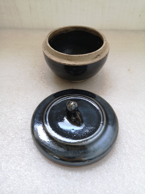 古玩陶瓷清代黑釉獅扭蓋罐拍賣,當前價格350元