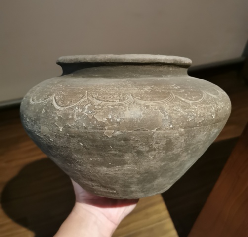 古玩陶瓷戰(zhàn)國?灰陶刻水波紋蓋罐拍賣,當(dāng)前價(jià)格999元