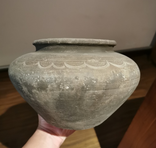 古玩陶瓷戰(zhàn)國?灰陶刻水波紋蓋罐拍賣,當(dāng)前價(jià)格999元