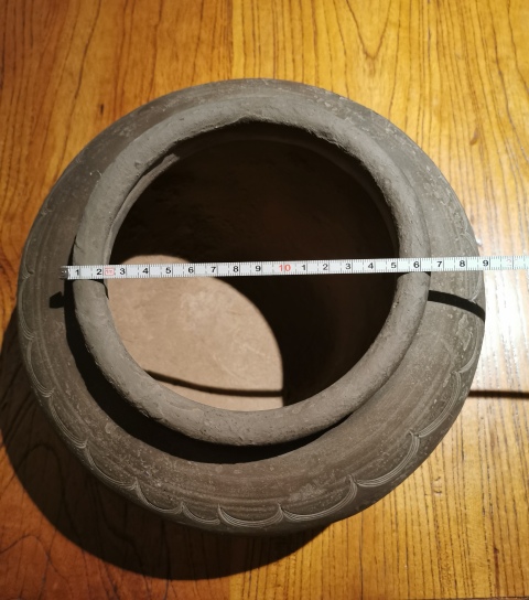 古玩陶瓷戰(zhàn)國?灰陶刻水波紋蓋罐拍賣,當(dāng)前價(jià)格999元