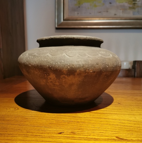 古玩陶瓷戰(zhàn)國?灰陶刻水波紋蓋罐拍賣,當(dāng)前價(jià)格999元