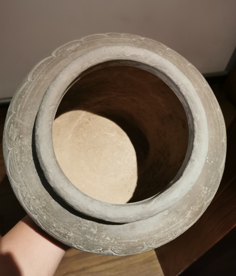 古玩陶瓷戰(zhàn)國?灰陶刻水波紋蓋罐拍賣,當(dāng)前價(jià)格999元
