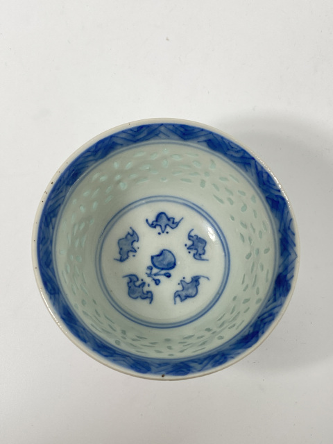 古玩陶瓷道光·青花五福捧壽紋玲瓏瓷杯真品鑒賞圖