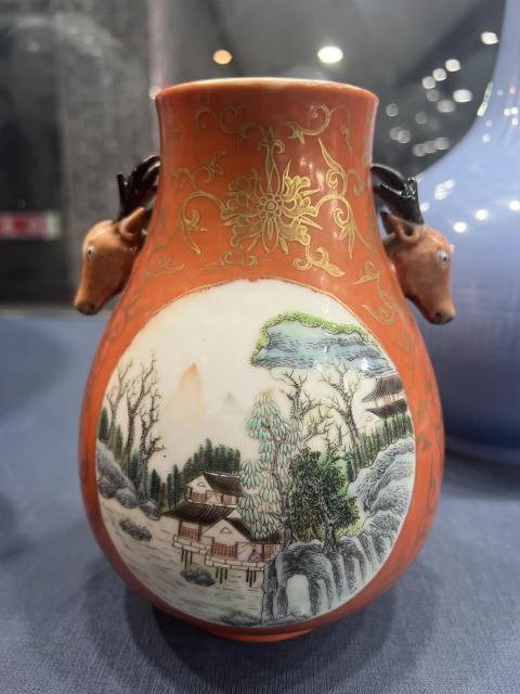 古玩陶瓷**紅地粉彩開光山水人物鹿頭尊拍賣，當前價格68888元