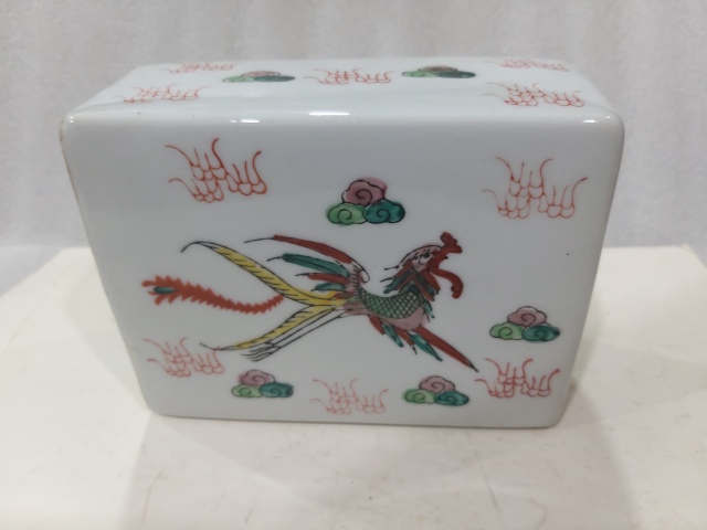 古玩陶瓷粉彩龍鳳紋書檔拍賣,當(dāng)前價(jià)格0元