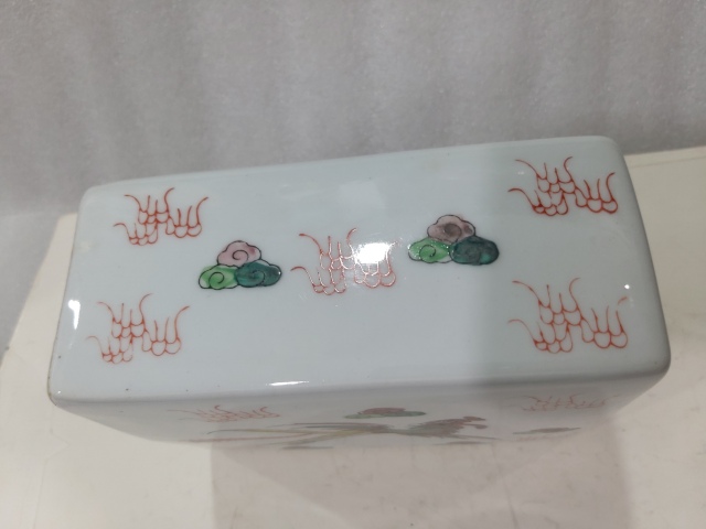 古玩陶瓷粉彩龍鳳紋書檔拍賣,當(dāng)前價(jià)格0元