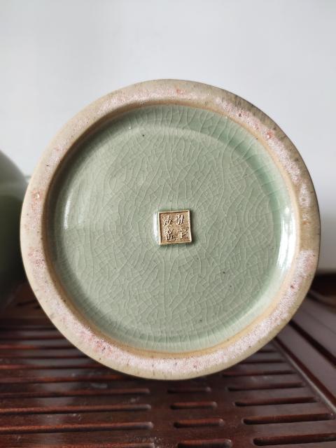 古玩雜項《弘寶汝窯》仿宋汝窯花口瓶一對拍賣,當(dāng)前價格699元