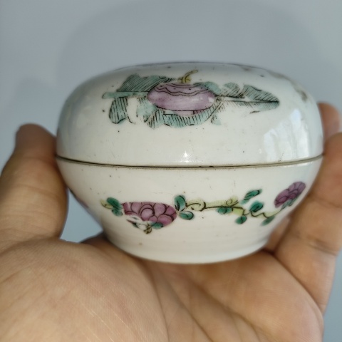 古玩陶瓷清，粉彩三娘教子圖粉盒拍賣，當前價格580元