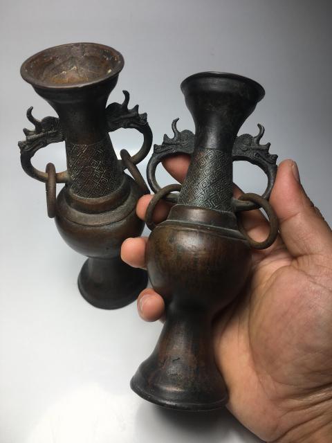 古玩雜項(xiàng)清代鳩龍耳銜環(huán)撇口銅瓶一對(duì)拍賣，當(dāng)前價(jià)格8888元