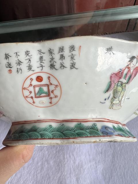 古玩陶瓷粉彩人物海棠貢盤拍賣，當(dāng)前價(jià)格7777元