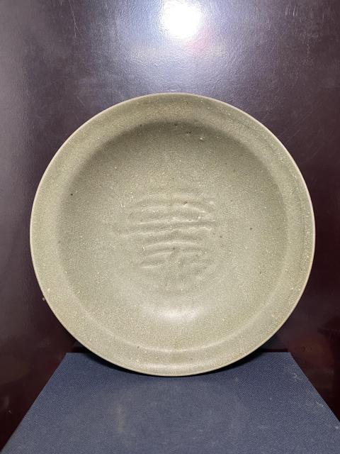 古玩陶瓷明.龍泉青瓷刻壽字紋折沿盤拍賣，當前價格3280元