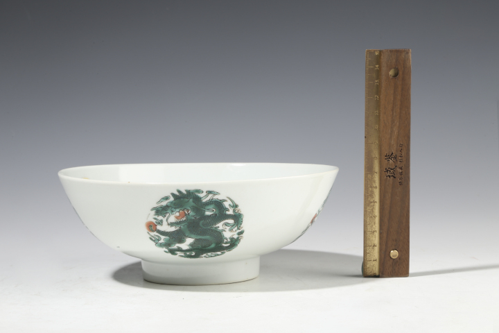 古玩陶瓷清晚·紅綠彩團(tuán)龍紋碗拍賣，當(dāng)前價(jià)格6800元