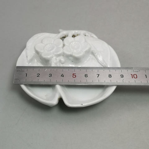 古玩陶瓷清末民初白釉壽桃形梅花紋三足筆舔拍賣，當前價格588元
