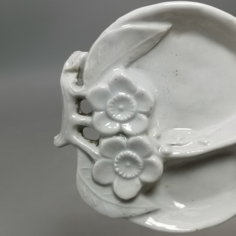 古玩陶瓷清末民初白釉壽桃形梅花紋三足筆舔拍賣，當前價格588元