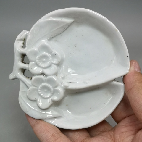 古玩陶瓷清末民初白釉壽桃形梅花紋三足筆舔拍賣，當前價格588元