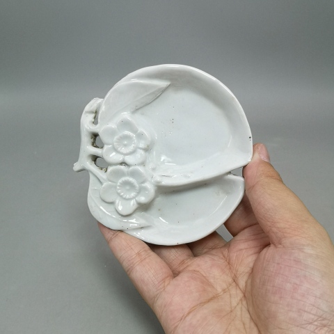 古玩陶瓷清末民初白釉壽桃形梅花紋三足筆舔拍賣，當前價格588元