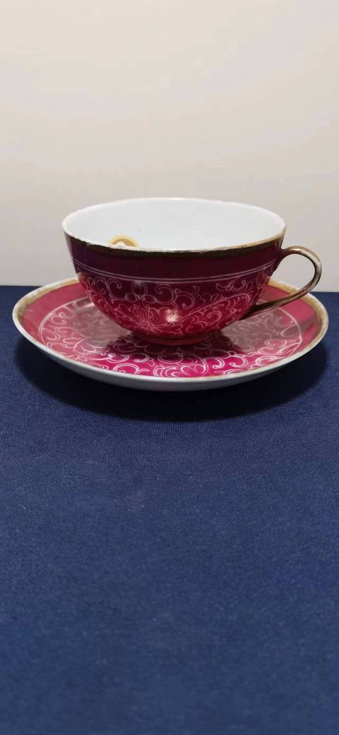 古玩陶瓷胭脂紅留白纏枝花卉紋杯碟拍賣,當前價格1200元