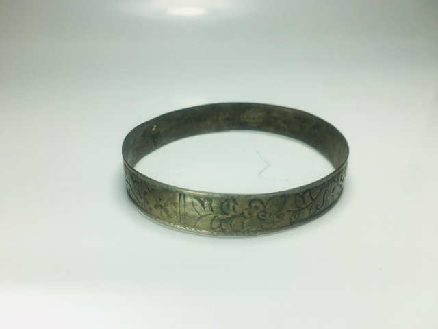 古玩雜項(xiàng)刻花卉紋銀手鐲拍賣,當(dāng)前價(jià)格688元
