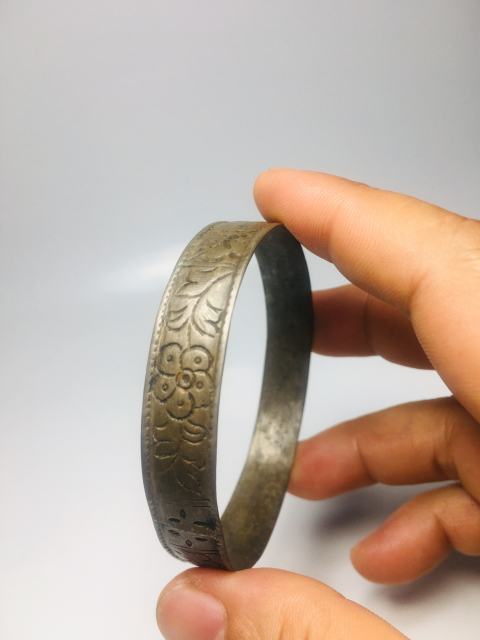 古玩雜項(xiàng)刻花卉紋銀手鐲拍賣,當(dāng)前價(jià)格688元