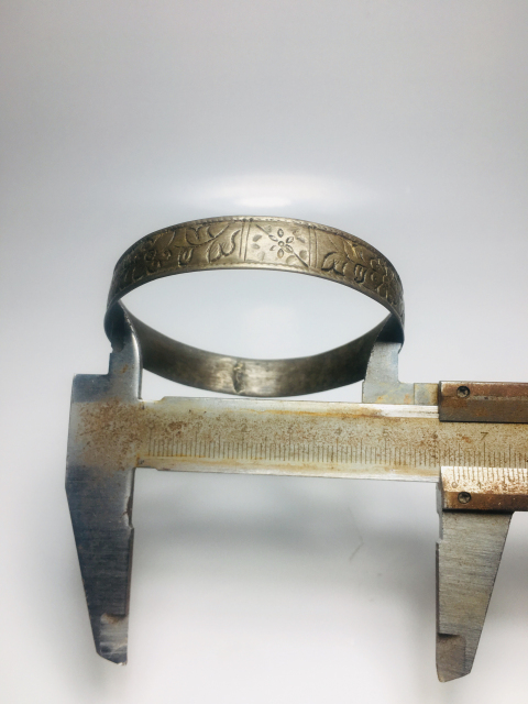 古玩雜項(xiàng)刻花卉紋銀手鐲拍賣,當(dāng)前價(jià)格688元