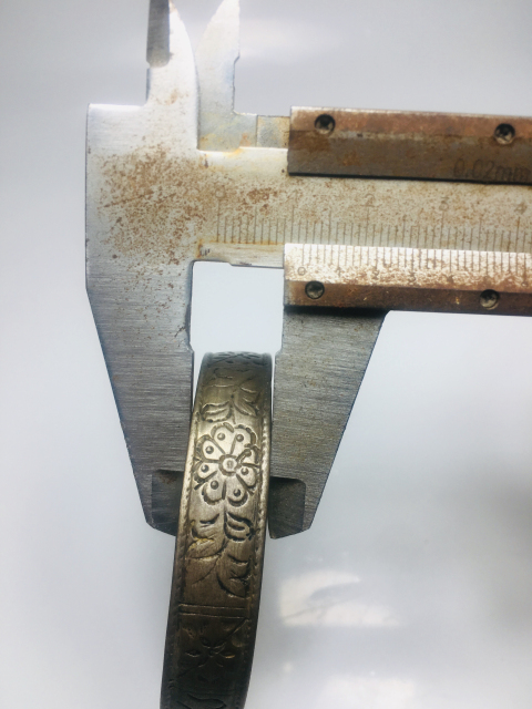 古玩雜項(xiàng)刻花卉紋銀手鐲拍賣,當(dāng)前價(jià)格688元
