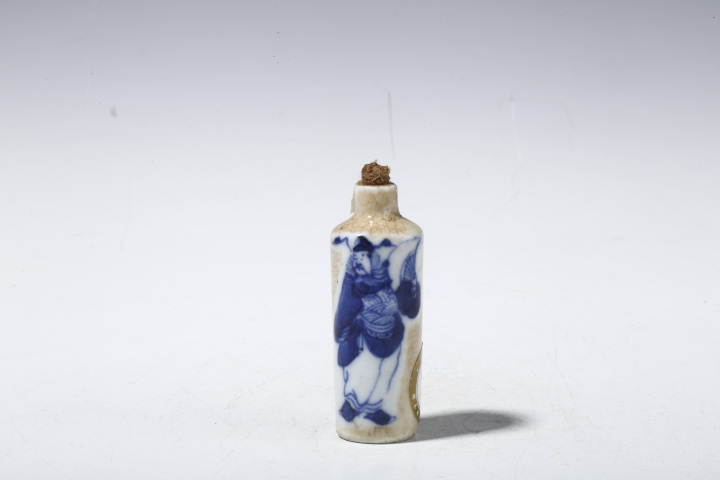 古玩陶瓷晚清·哥釉青花鐘馗人物紋鼻煙壺真品鑒賞圖