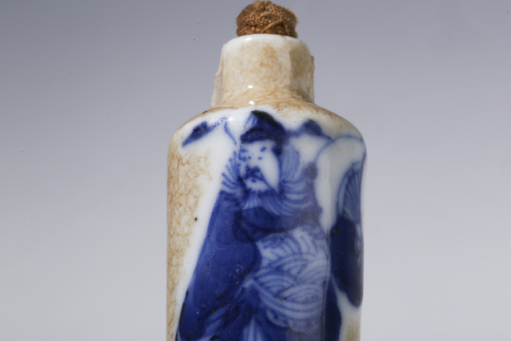 古玩陶瓷晚清·哥釉青花鐘馗人物紋鼻煙壺真品鑒賞圖