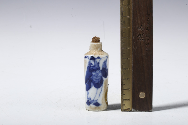 古玩陶瓷晚清·哥釉青花鐘馗人物紋鼻煙壺真品鑒賞圖