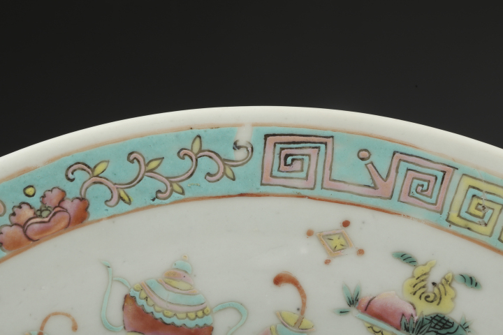 域鉴古玩】清同治·粉彩皮球花博古清供图大盘拍卖价格/图片/值多少钱