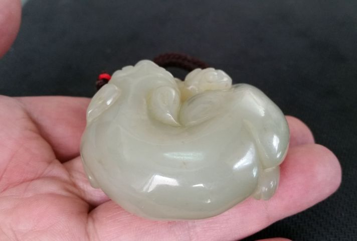 古玩玉器和田玉雕“獸銜靈芝”把件拍賣,當(dāng)前價(jià)格1280元