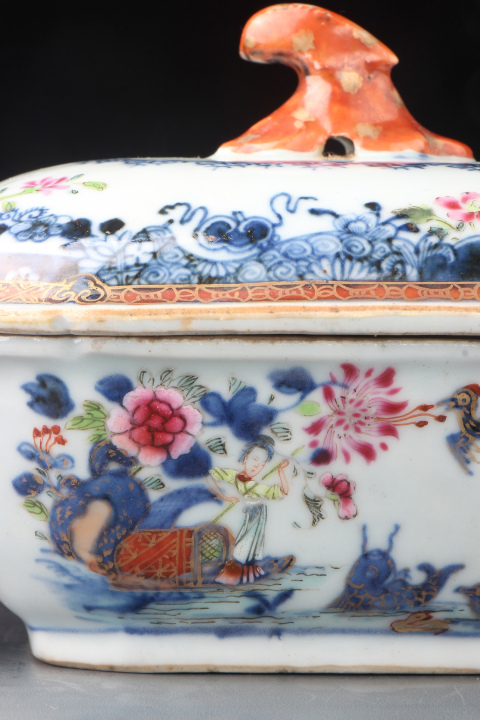 古玩陶瓷【8307】清乾隆  青花粉彩漁家樂西洋建筑圖獸耳蓋盆拍賣，當前價格6280元