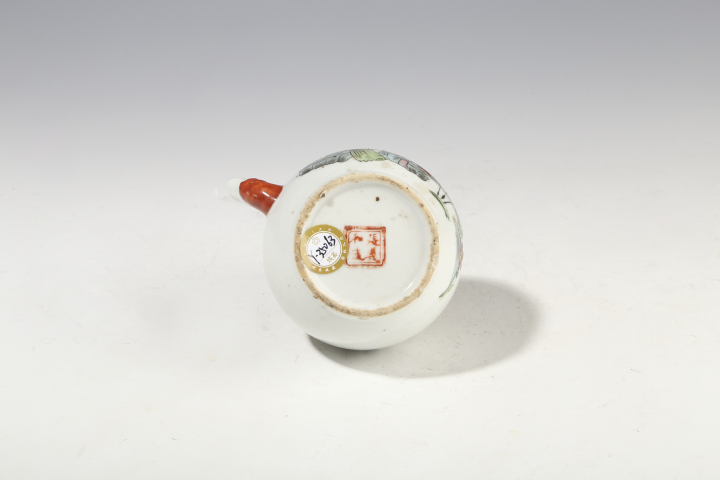 古玩陶瓷【21點(diǎn)20分截拍】民國(guó)·粉彩三娘教子紋提梁壺拍賣,當(dāng)前價(jià)格2280元