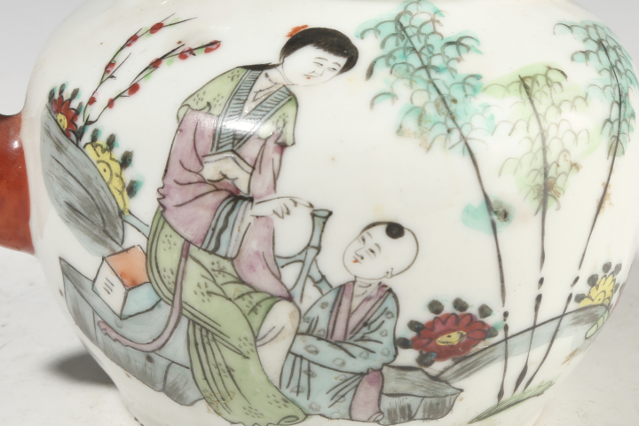 古玩陶瓷【21點(diǎn)20分截拍】民國(guó)·粉彩三娘教子紋提梁壺拍賣,當(dāng)前價(jià)格2280元