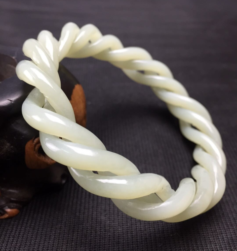 古玩玉器新疆和田玉雕“麻花”手鐲拍賣,當(dāng)前價(jià)格2999元
